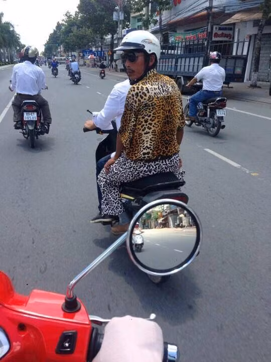 Sở thích thời trang của người đàn ông này thật "hổ báo".