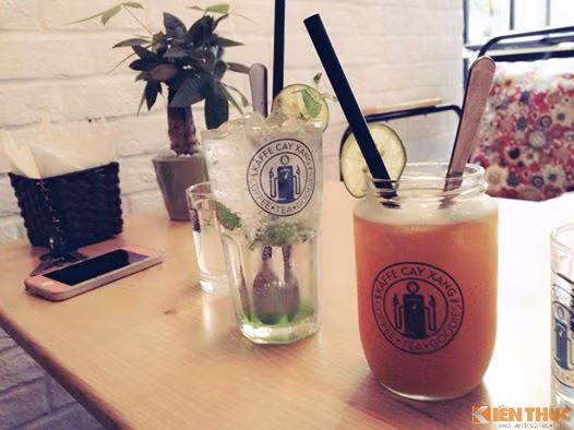 Ngoài cafe truyền thống, Kaffe Cây Xăng còn phục vụ thêm những thức uống hiện đại phù hợp với phong cách giới trẻ như Blend Ice, refresher mix soda, trà hoa quả.