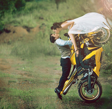 Theo dự định ban đầu, cô dâu chú rể mỗi người sẽ cưỡi một chiếc nhưng vì kích thước xe quá lớn, nếu xuất hiện riêng biệt sẽ khó tạo cho người xem cảm giác gắn kết. Vì thế, cặp đôi quyết định sẽ chỉ dùng một mô tô cho bộ ảnh cưới.