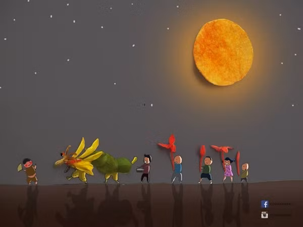 Được biết, anh chàng Còi Xương bắt đầu gắn bó với những tác phẩm như thế này trong một dịp rảnh rỗi mò mẫm những vật dụng cũ rồi đăng tải lên Facebook, không ngờ nhận được sự đón nhận và cổ vũ, khích lệ lớn từ mọi người nên chàng trai này quyết định lấy đó làm động lực để thực hiện những tác phẩm tiếp theo. Bức tranh rước đèn Trung Thu từ các loại hoa này nhận được nhiều lời tán dương của cộng đồng mạng.