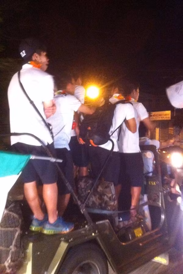 Các cầu thủ U19 HAGL cùng đoàn người hâm mộ ăn mừng chiến thắng trên đường phố tạo nên một cảnh tượng rất thú vị, đầy cảm xúc.