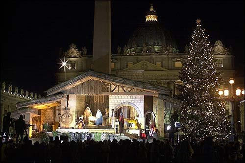  Quảng trường Thánh Peter (Vatican – Italy): Cũng như Bethlehem, Vatican là một nơi rất linh thiêng mà những người Thiên Chúa giáo hướng về vào lễ Giáng sinh. Đến với quảng trường Thánh Peter, họ được tham dự thánh lễ Mi-xa, hay còn gọi là thánh lễ Giáng sinh vào 12h đêm ngày 24/12 do chính Đức Giáo Hoàng cử hành.