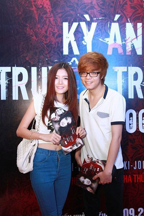 Mặc dù có tin đồn Lily Luta là người thứ 3 nhưng cô nàng vẫn ở bên cạnh Bùi Anh Tuấn những lúc anh chàng gặp khó khăn.