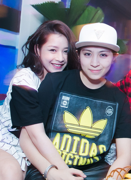 Sự việc lắng xuống chưa được bao lâu, Chipu lại dính "nghi án" có tình yêu đồng giới với Gil Lê. Hai người công khai hôn môi nhau, lại có những hành động hết sức thân mật. Chipu và Gil Lê cũng thường xuyên như hình với bóng tại các sự kiện, cư dân mạng còn chỉ ra, từ khi quen Gil Lê, Chipu đã có phong cách khác, chất hơn và nhang nhác giống như Gil Lê.