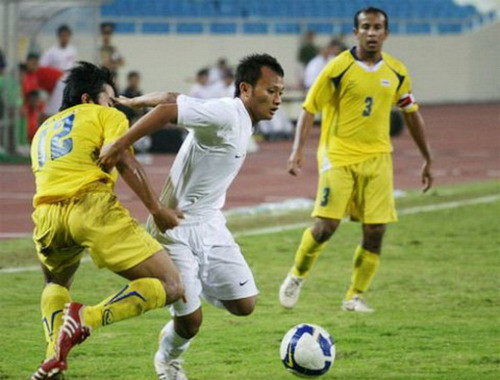  Vòng bảng AFF Cup 2012: Việt Nam 1-3 Thái Lan. Tại vòng bảng AFF Cup 2012, ĐTVN đã để thua Thái Lan với tỷ số 1-3. Đây là trận thua cay đắng nhất của ĐTVN trước Thái Lan, một trận mà ĐTVN thi đấu nhợt nhạt và thiếu màu sắc. Vì trận thua này, Việt Nam bị loại ngay từ vòng bảng.