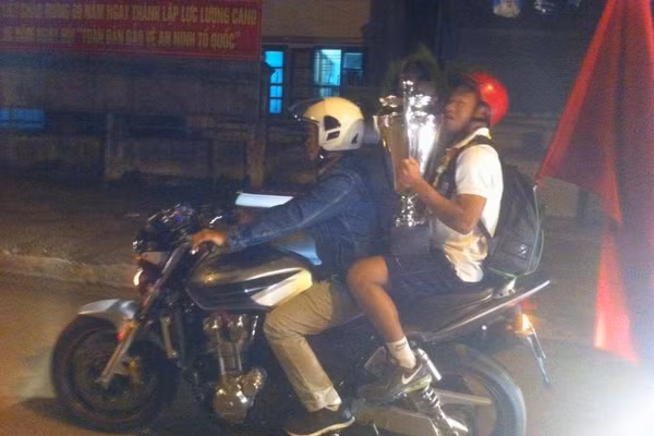 Ksor Úc cũng rất vui và hãnh diện khi được nâng chiếc cúp ngay chính trên quê hương mình.