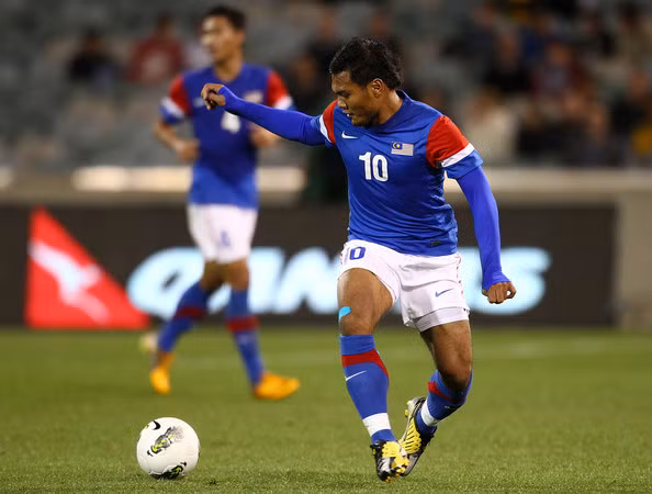 Mohd Safee Mohd Sali (Malaysia): Gần đây, bóng đá Malaysia có những tiến bộ vượt bậc mà thành quả đầu tiên đó là danh hiệu vô địch năm 2010. Và người góp công không nhỏ mang và chức vô địch đó cho Malaysia không ai khác chính là Safee. Với tốc độ và sức mạnh, Safee cho thấy mình là một cầu thủ có khả năng săn bàn thiên bẩm. Ảnh: zimbio.com.