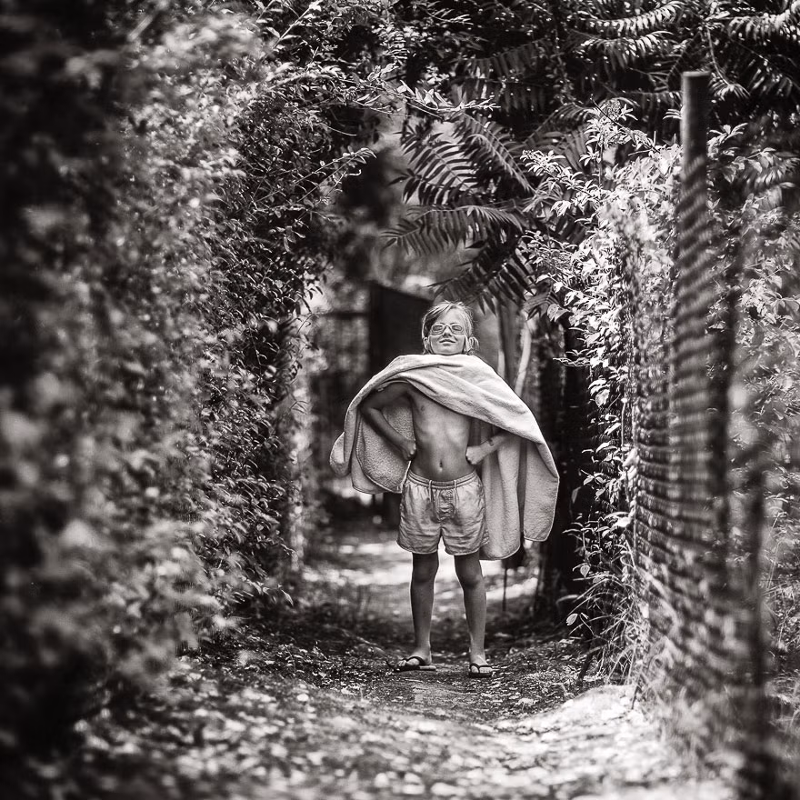 Bộ ảnh được lấy cảm hứng từ chính tuổi thơ của nữ nhiếp ảnh gia Izabela khi cô được về vùng nông thôn chơi với bà ngoại mỗi mùa hè từ thủa ấu thơ.