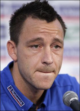 John Terry (Chelsea): Terry dính vào scandal tình ái với bạn gái của đồng đội là Wayner Bridge, bị FA kết tội phân biệt chủng tộc với Anton Ferdinand. Và vẫn mặc áo thi đấu và nhận cup trong trận chung kết Champions League của Chelsea. Ảnh: The sun.