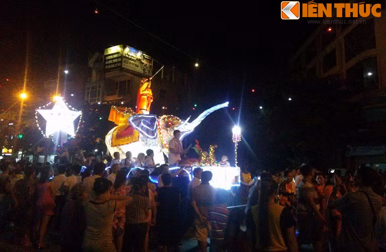 Được trải nghiệm,chứng kiến mới thấy hết sự nhiệt tình của bà con nơi đây, không chỉ là trong khuôn khổ cuộc thi mà đây cũng chính là dịp người dân nơi đây mang lại niềm vui cho con trẻ, cho các du khách tới tham dự lễ hội.