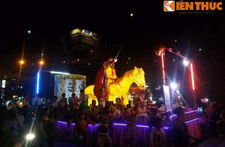 Ở những nơi cách thành phố hơn 30km, người dân cũng không quản đường xá xa xôi háo hức chuẩn bị mô hình cho mỗi tối đưa đẩy xe lên thành phố góp chung niềm vui cho lễ hội.