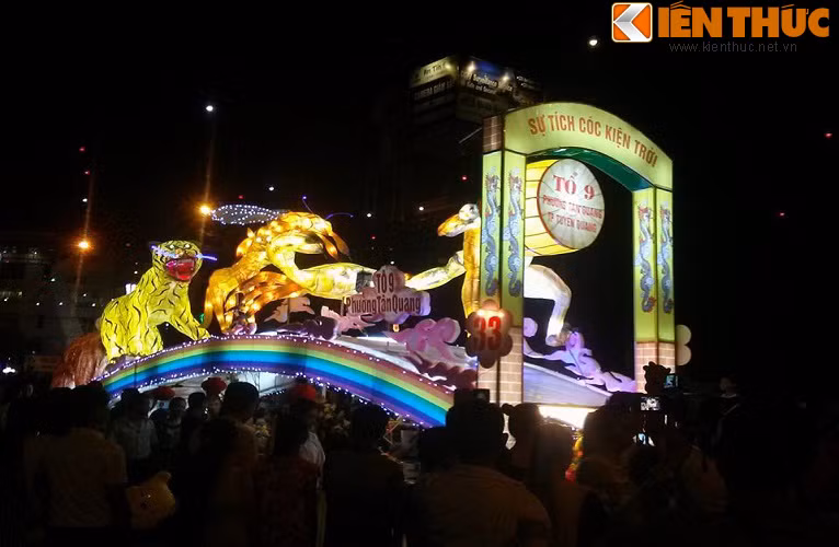 Các mô hình, được những nghệ nhân của các tổ đã bỏ ra nhiều công sức để uốn, nắn, định hình những tấm gỗ, những thanh nứa thẳng tắp để tạo thành những hình hài khổng lồ, sinh động, có thần thái.