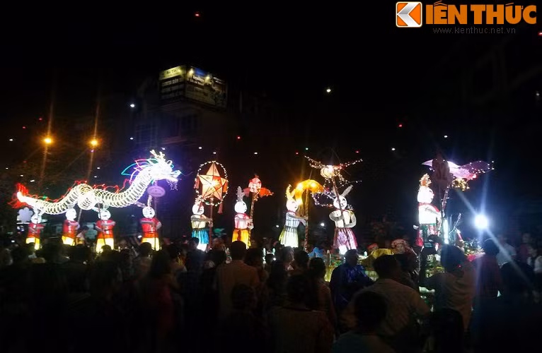 Lễ hội kéo dài từ đầu tháng 9 cho đến hết Rằm tháng 8. Mỗi tối các tổ, cụm dân cư sẽ đẩy những mô hình qua khắp các tuyến phố trong nội thành. Đây cũng chính là sự khác biệt lớn so với nhiều nơi.