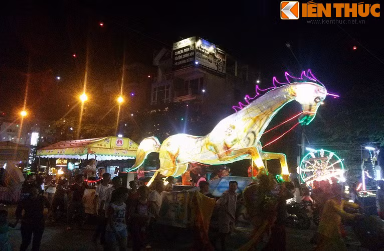 Tâm điểm của lễ hội Trung Thu ở Tuyên Quang là màn rước đèn lồng cỡ lớn, các mô hình được làm phỏng theo các câu chuyện dân gian, chủ đề môi trường - xã hội, các nét văn hóa đặc trưng của các vùng miền... nhằm giáo dục truyền thống, lịch sử, tình yêu quê hương đất nước và tạo niềm vui cho con trẻ.