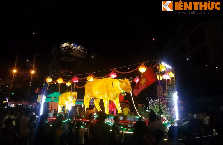 Trong 3 năm trở lại đây, dịp Trung Thu ở Tuyên Quang đã trở thành lễ hội vô cùng ấn tượng với những mô hình khổng lồ mang nhiều hình hài thú vị, màu sắc rực rỡ.