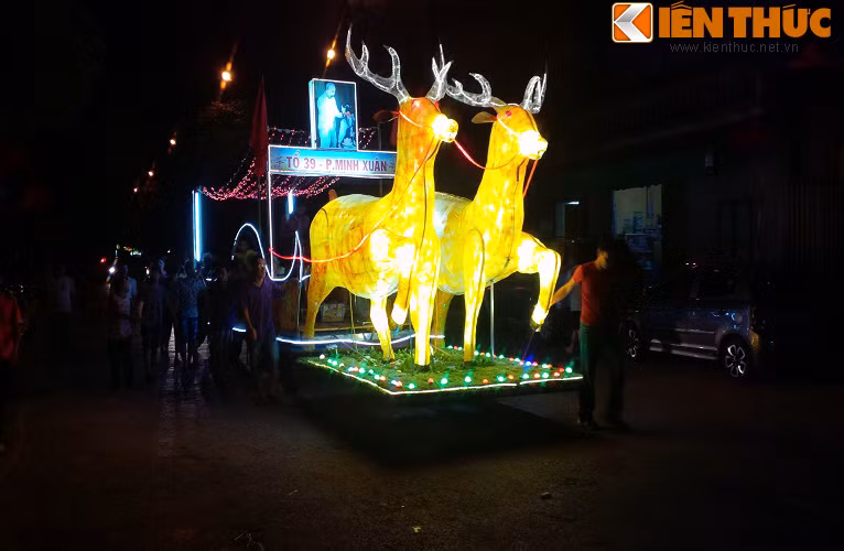 Bạn Thu Trang làm việc tại Viện văn hóa Đức (Goethe- Institut Ha Noi) cho biết: "Không khí nơi đây thật náo nhiệt và hoành tráng, thật không uổng công từ Hà Nội lên đây, Trung thu nơi đây mang đậm bản sắc riêng, khác hoàn toàn so với mọi nơi, năm sau có dịp mình sẽ lại lên đây, thực sự rất ấn tượng".