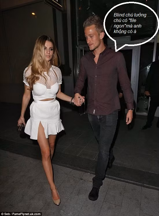 Ngoài Daley Bind dẫn theo bạn gái, thủ thành số 2 của MU là Lindegaard cũng dẫn theo cô vợ gợi cảm.