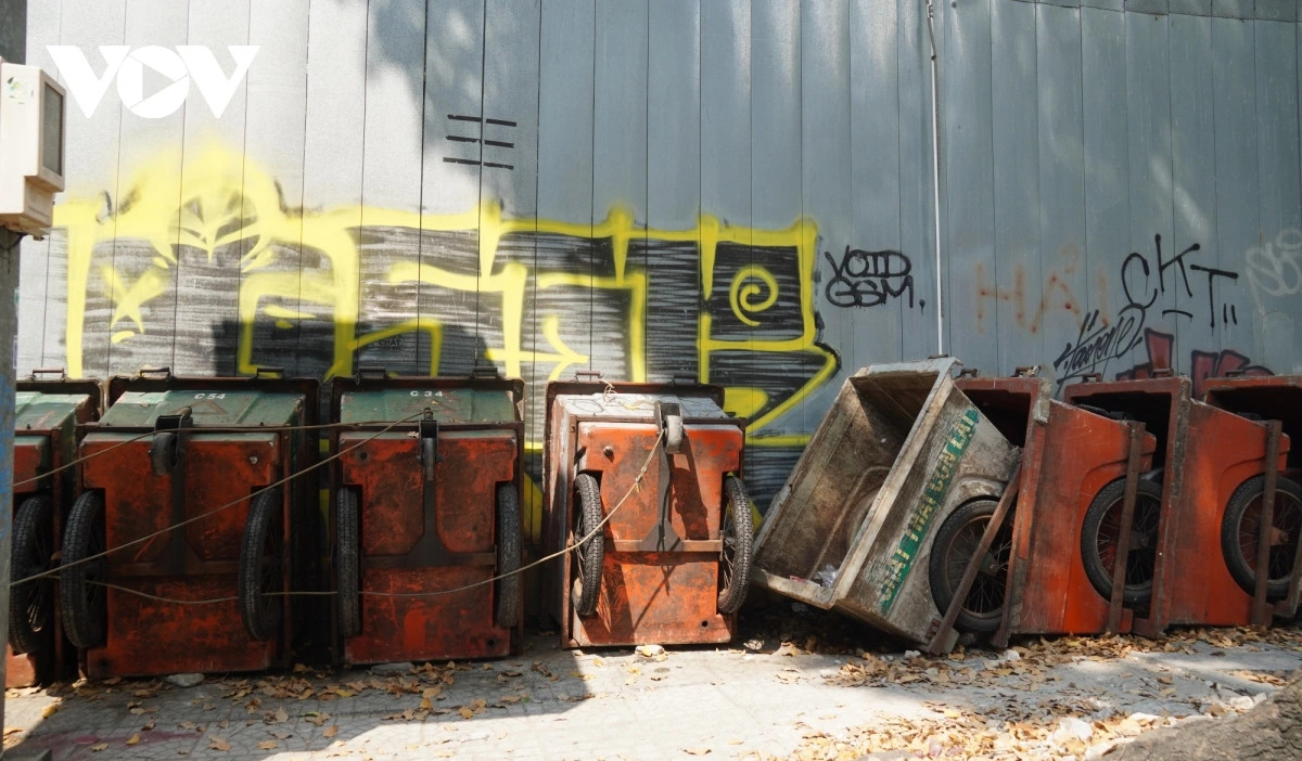 Bên cạnh đó, một số điểm xung quanh khu vực bãi đất trống đã trở thành nơi tập kết các thùng xe chờ rác thải, gây mất mỹ quan đô thị.