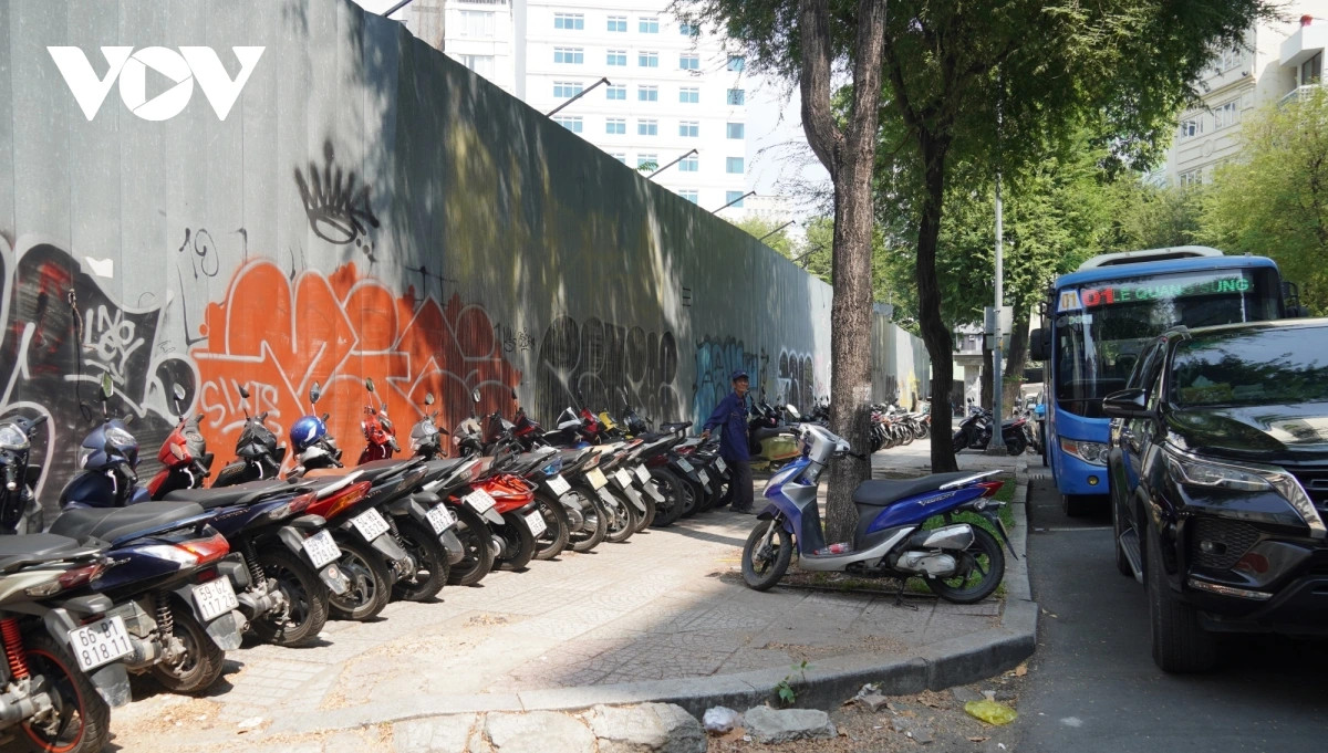 Cụ thể, Quận 1 xin sử dụng tạm thời hai khu đất "vàng" này để cải tạo, bố trí thêm mảng xanh, bãi gửi xe,... trong bối cảnh khu vực xung quanh đang chật chội, thiếu mảng xanh, bãi đỗ xe như hiện nay.