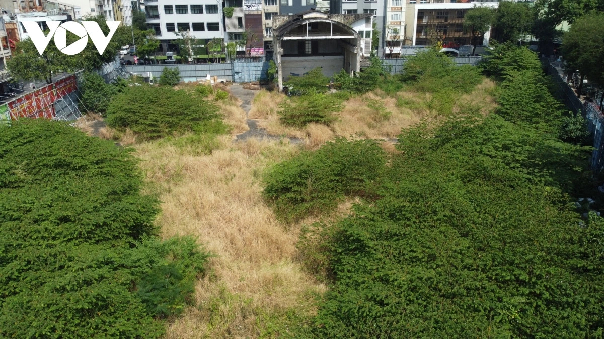 Trong thời gian chờ phê duyệt phương án sử dụng đất phù hợp quy hoạch, hai khu đất trống này đã được Chủ tịch UBND Quận 1 đề xuất Chủ tịch UBND TP.HCM giao Sở Tài nguyên và Môi trường chỉ đạo Trung tâm Phát triển quỹ đất phối hợp để Quận 1 sử dụng tạm thời.