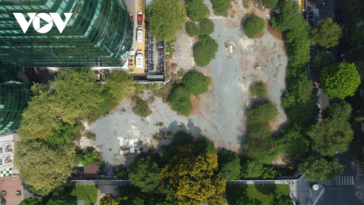 Tương tự, khu đất 8-12 Lê Duẩn (phường Bến Nghé, Quận 1) có diện tích hơn 4.800m2, nằm trên mặt tiền các tuyến đường Lê Duẩn, Nguyễn Văn Chiêm, Hai Bà Trưng, cũng bị bỏ hoang nhiều năm qua.