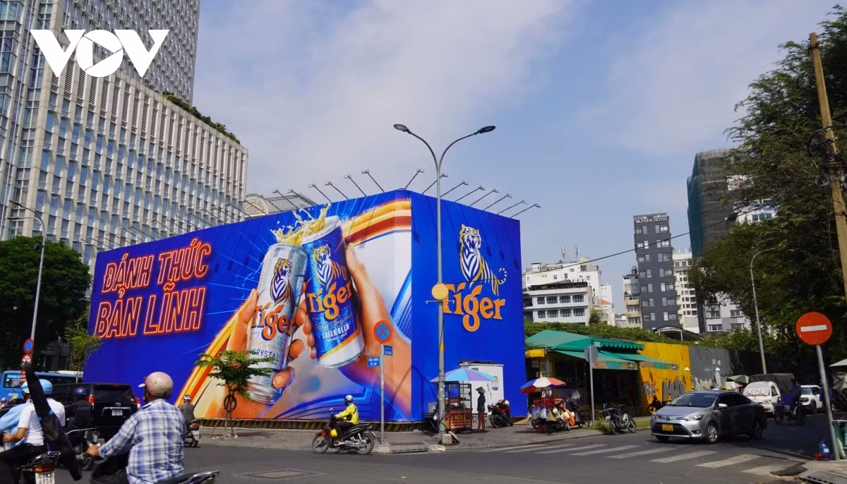 Khu đất số 2-4-6 Hai Bà Trưng (phường Bến Nghé, Quận 1) có diện tích 6.080m2, được bao quanh bởi các tuyến đường Hai Bà Trưng - Đông Du - Thi Sách - Công trường Mê Linh.