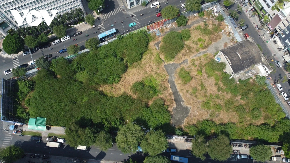 Được biết khu đất này liên quan vụ án biến đất công thành đất tư được Tòa án nhân dân cấp cao tại Hà Nội xét xử phúc thẩm vào tháng 1/2022. Sau đó, khu đất này được giao cho Trung tâm Phát triển quỹ đất TP.HCM (Sở Tài nguyên và Môi trường TP.HCM) quản lý.