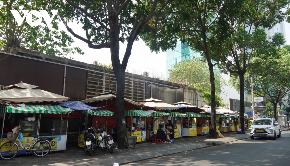 Tuy vậy, cũng như khu đất "vàng" tại đường Hai Bà Trưng, khu đất này đã không có dấu hiệu hoạt động. Phía bên ngoài được quây tôn với nhiều hàng quán mọc lên và sử dụng xung gây mất mỹ quan đô thị.