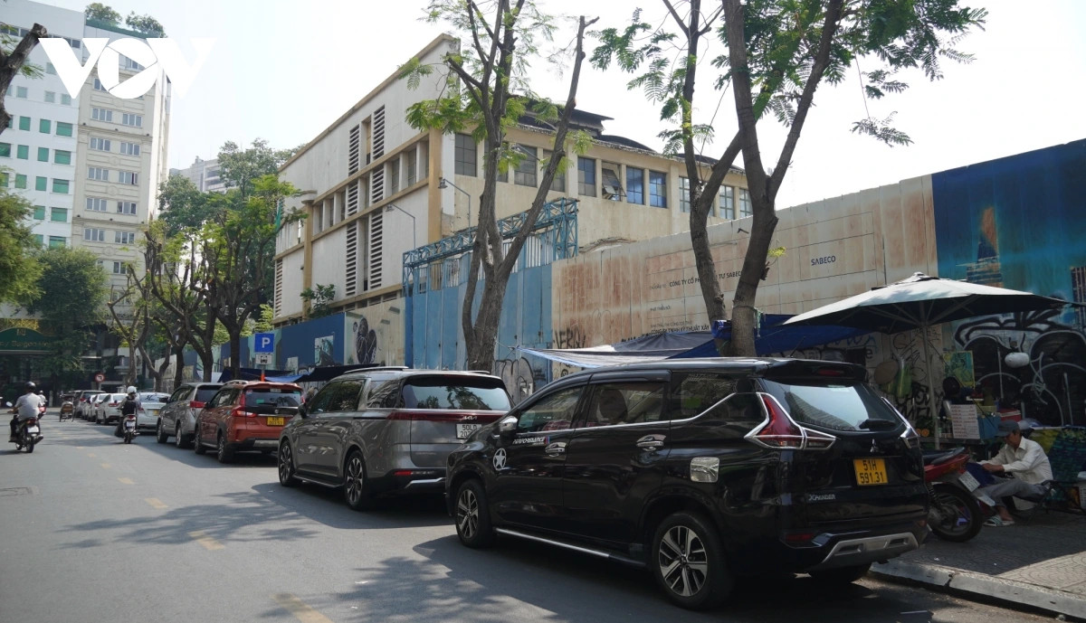 Xung quanh khu đất này, nhiều ô tô dừng đỗ tràn lan dưới lòng đường gây khó khăn cho người tham gia giao thông.