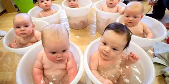 Khi trẻ em ngâm mình chống nóng.