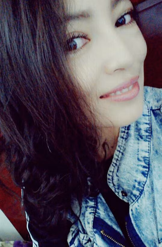 Đôi mắt to, nước da sáng, mũi cao thẳng là những nét đẹp tự nhiên của con gái vùng này.