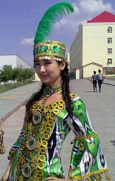 Xinh xắn và nổi bật với bộ trang phục truyền thống.