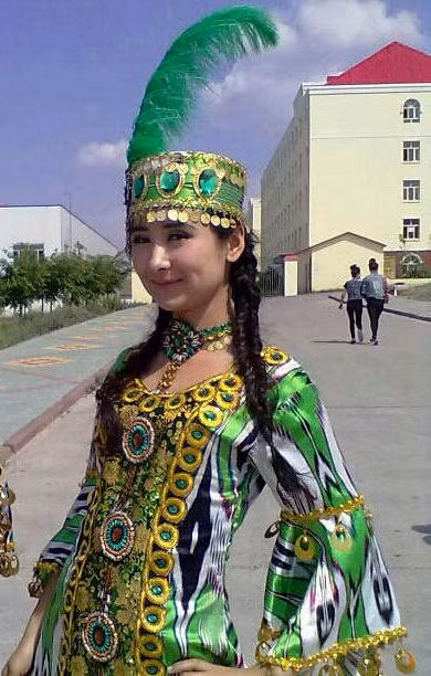 Xinh xắn và nổi bật với bộ trang phục truyền thống.