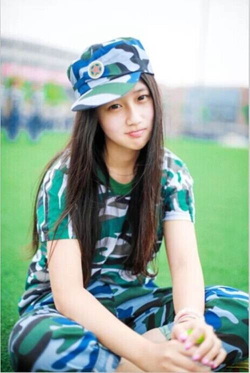 Ấn tượng đầu tiên về nữ sinh này trong mắt Xie Lu Cheng là: "rất biết cư xử, nhìn thoải mái, nhẹ nhõm" nên Xie đã đến chào hỏi và bắt chuyện. Sau đó đã được biết lý do nữ sinh không tham gia tập luyện. Nữ sinh này thường xuyên bị trật khớp xương bánh chè, không thể tham gia các bài tập luyện nặng nhọc. Tuy nhiên, các giảng viên mong muốn tất cả mọi người đều có mặt trên sân để cảm nhận được bầu không khí nên cô đã cô gắng đến sân.