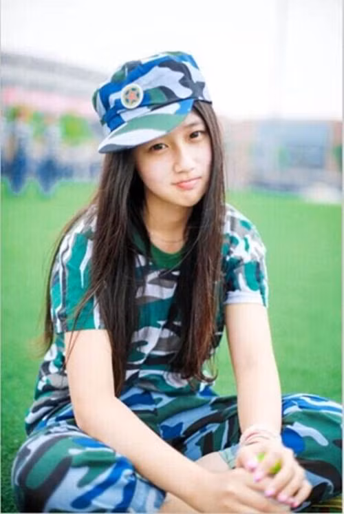 Ấn tượng đầu tiên về nữ sinh này trong mắt Xie Lu Cheng là: "rất biết cư xử, nhìn thoải mái, nhẹ nhõm" nên Xie đã đến chào hỏi và bắt chuyện. Sau đó đã được biết lý do nữ sinh không tham gia tập luyện. Nữ sinh này thường xuyên bị trật khớp xương bánh chè, không thể tham gia các bài tập luyện nặng nhọc. Tuy nhiên, các giảng viên mong muốn tất cả mọi người đều có mặt trên sân để cảm nhận được bầu không khí nên cô đã cô gắng đến sân.