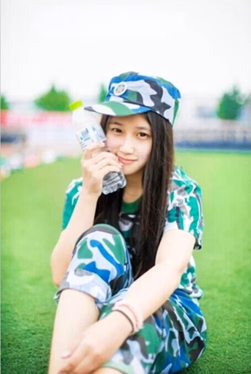 Bộ ảnh được thực hiện rất ngẫu nhiên khi một sinh viên tên Xie Lu Cheng đam mê nhiếp ảnh đến gặp bạn của mình vào đợt huấn luyện quân sự đã vô tình bắt gặp một nữ sinh tóc dài, da trắng, khuôn mặt thánh thiện đang ngồi bệt bắt chéo chân vào nhau, không thực hiện các bài tập luyện. Khi được hỏi có thể chụp vài kiểu ảnh được không, nữ sinh này trả lời rất sẵn sàng.