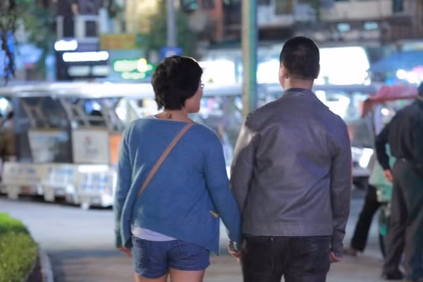 Vui nhất là những bạn có "gấu" được "dung dăng dung dẻ" dắt tay người yêu của mình đi chơi, truyền hơi ấm qua đôi bàn tay trong những ngày đông lạnh giá. Ảnh: Internet.