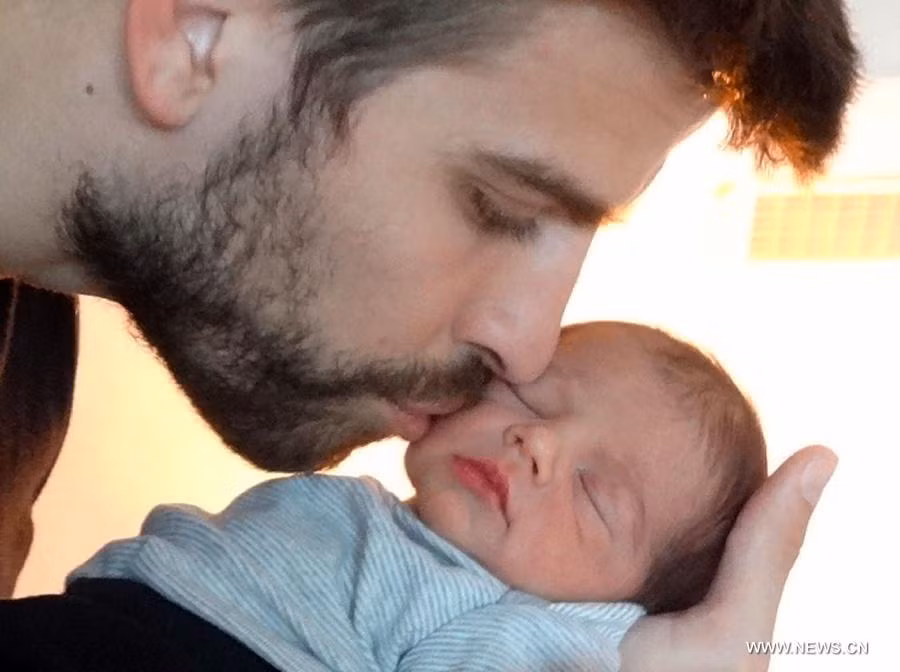 Gerard Piqué Bernabéu đang dịu dàng hôn lên má của con trai anh ấy. Một hình ảnh rất đẹp về tình cha con của Piqué.