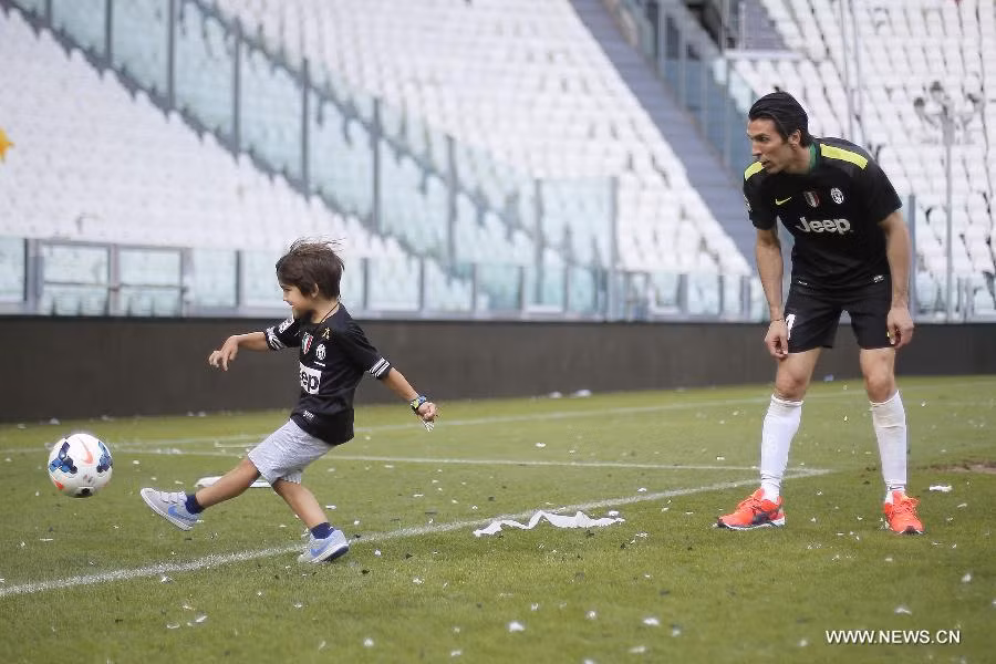 Gianluigi Buffon đang dạy con trai cách sút những quả bóng. Anh chắc chắn xứng đáng là một "siêu bố" trong mắt của cậu nhóc.