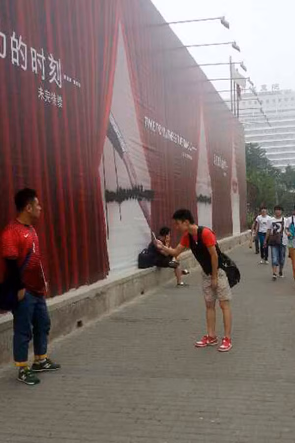 Theo như chia sẻ, người đàn ông này hy vọng có thể có được một cơ hội để thỏa mãn cả hai nhu cầu của mình là tình yêu dành cho bóng đá và có thể nuôi sống được bản thân.