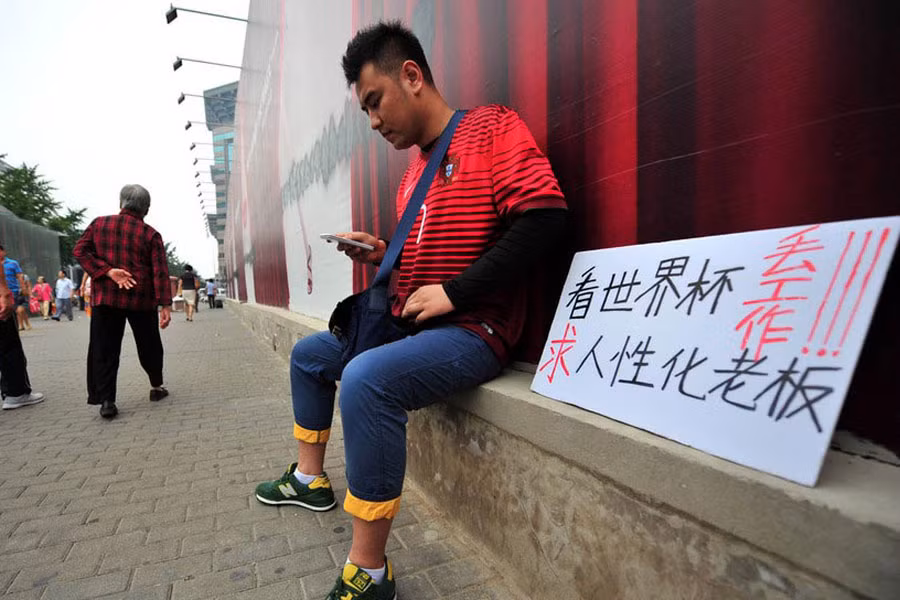 Bức xúc và thất vọng vì bị đuổi việc, người đàn ông này đã cầm tấm biển "Bị sa thải vì xem World Cup, cần tìm một ông chủ nhân đạo hơn" ở bên ngoài ga tàu điện ngầm tại Bắc Kinh. Hành động của người đàn ông đã khiến nhiều người đi đường tò mò và hỏi han về câu chuyện.