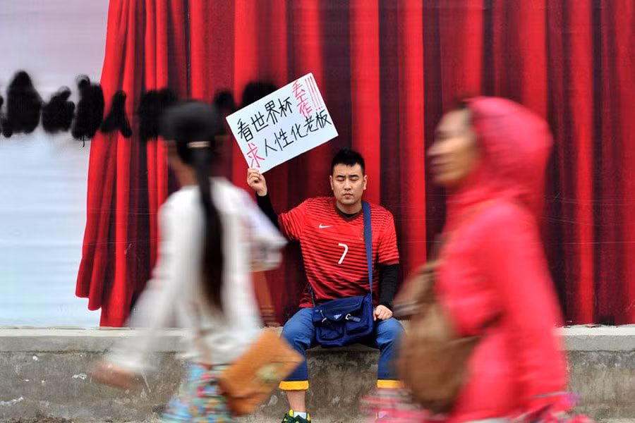 Một người đàn ông đã gây chú ý cho người đi đường khi giơ cao tấm biển "tìm kiếm ông chủ nhân đạo" bên ngoài một ga tàu điện ngầm tại Bắc Kinh sau khi anh ta bị sa thải vì trốn việc để xem World Cup.