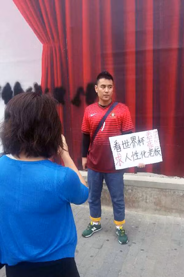 Người đàn ông này đã báo cáo với lãnh đạo là mình bị cảm lạnh và xin nghỉ làm vào sáng hôm sau để có thể thoái mái thưởng thức trận cầu giữa Đức và Bồ Đào Nha. Tuy nhiên, khi trận đấu kết thúc, người đàn ông này đã không thể ngăn được cảm xúc cá nhân mà đăng tải cảm nghĩ của mình về trận đấu lên trang mạng xã hội. Rất không may, bài viết của anh ta bị phó quản lý đọc được, và vị này đã quyết định sa thải fan bóng đá cuồng nhiệt này chỉ với một câu nói: "Anh không cần phải đi làm nữa".