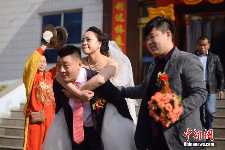 Trong đám cưới của mình ngày 26/3 vừa qua, Dang cùng người chồng của mình đã nhận được lời chúc phúc và ủng hộ nhiệt tình từ toàn thể mọi người trong trung tâm.