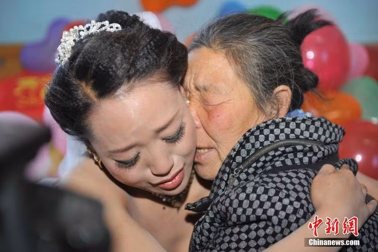 Nhờ tình yêu thương của mẹ nuôi và mọi người trong trung tâm, Dang Shiying đã lớn lên thành một cô gái xinh đẹp và rất có hiếu với mẹ.