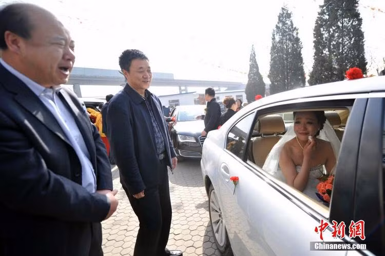 Dang Shiying khóc khi phải chia tay nơi đã nuôi dưỡng cô hơn 10 năm qua.