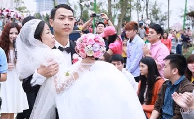 Trong ngày cưới, hình ảnh anh Vượng bế chị Loan tiến lên lễ đài đã làm rất nhiều những vị khách tham dự xúc động và không cầm được nước mắt. Ảnh: NVCC.