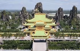 Bạn sẽ ghi điểm trong mắt cô ấy khi có cả một ngày dài tham quan thỏa thích ở đây. Nhưng bạn cũng phải lưu ý rằng hãy chuẩn bị trước cho chuyến đi chơi như nước uống, thức ăn vì chuyến đi sẽ khá mệt đấy. Chi phí bạn phải bỏ ra đó là 5.000 đồng tiền gửi xe.