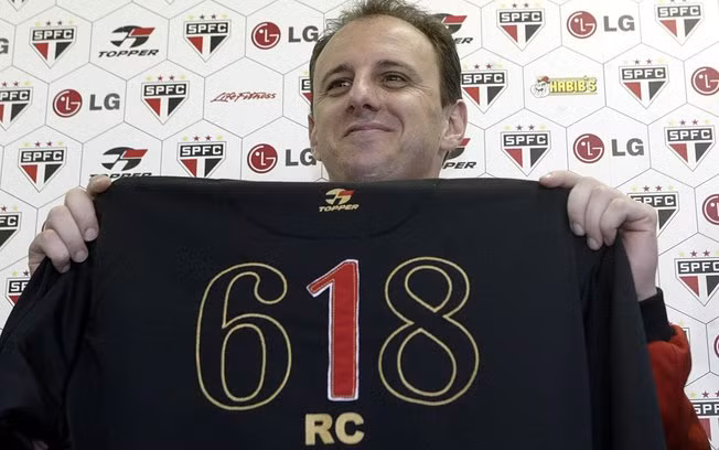 Thủ môn Rogerio Ceni từ 1 sang 618: Để kỉ niệm lần ra sân thứ 618 của mình, thủ thành kì cựu của Sao Paolo đã quyết định đổi số áo của mình thành 618.