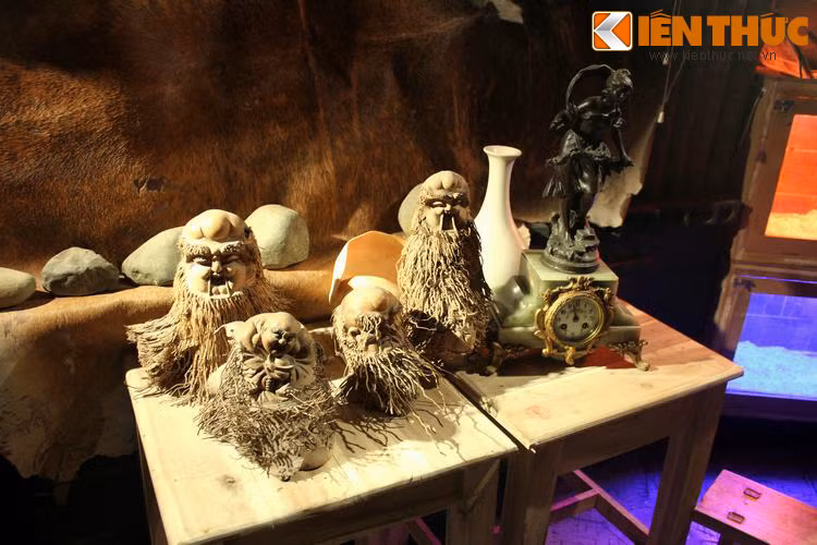 Những vật dụng trang trí trong quán đều tạo vẻ quái lạ khiến người ta vừa sợ vừa thấy tò mò.